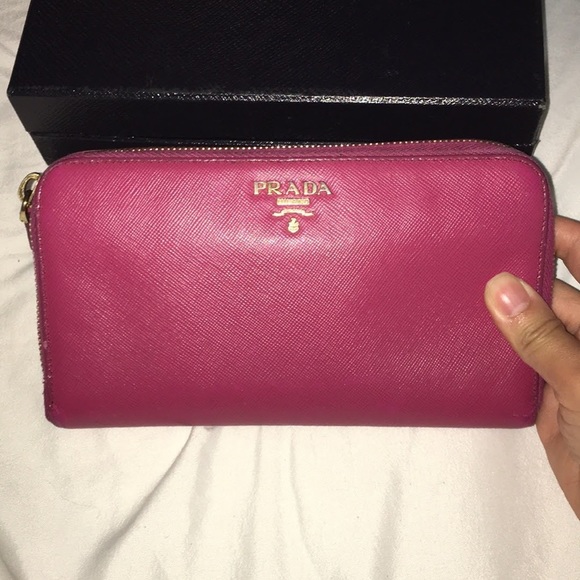 Authentic Prada Saffiano wallet - Picture 1 of 8